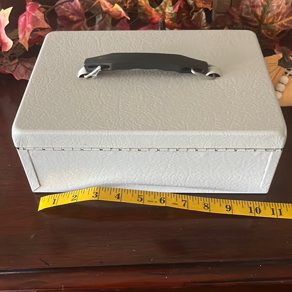 Vintage Metal Cash Money Box with 2 Keys - Picture 4 of 11